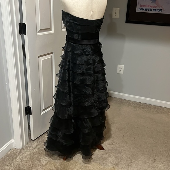 Black sleeveless gown - Picture 3 of 5